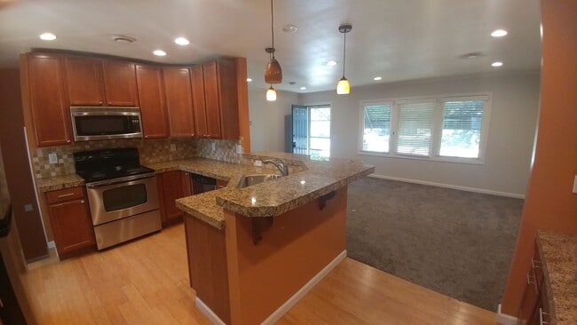 Building Photo - Charming Richland Home with Spacious Layou...