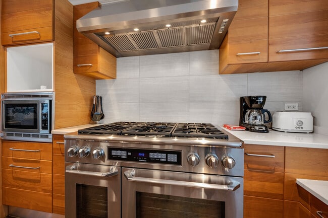 Building Photo - 70 E Walton St