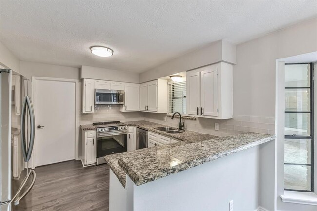 Building Photo - 7003 Huntbrook Dr