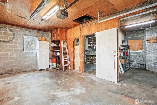 Building Photo - 1523 4th Ave NW