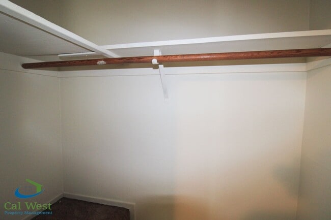 Building Photo - $2595 - 2 Bed 1.5 Remodeled 2 Story Towhn Home Near Keily and Saratoga