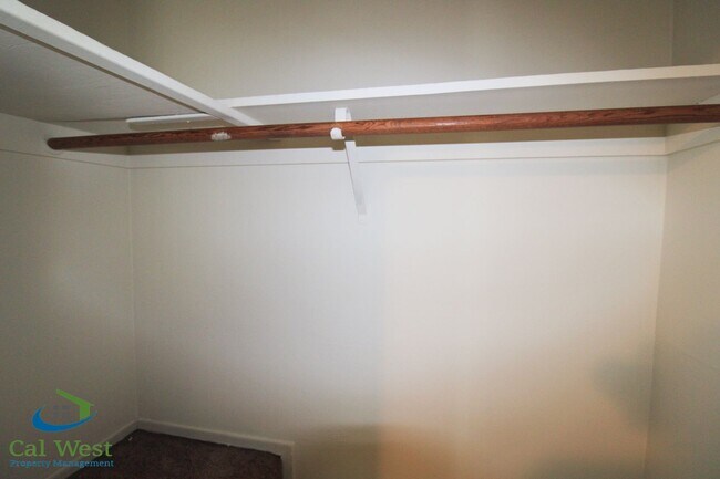 Building Photo - $2795 - 2 Bed 1.5 Remodeled 2 Story Towhn Home Near Keily and Saratoga