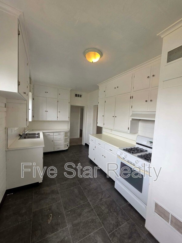 Building Photo - 112 E 13th St