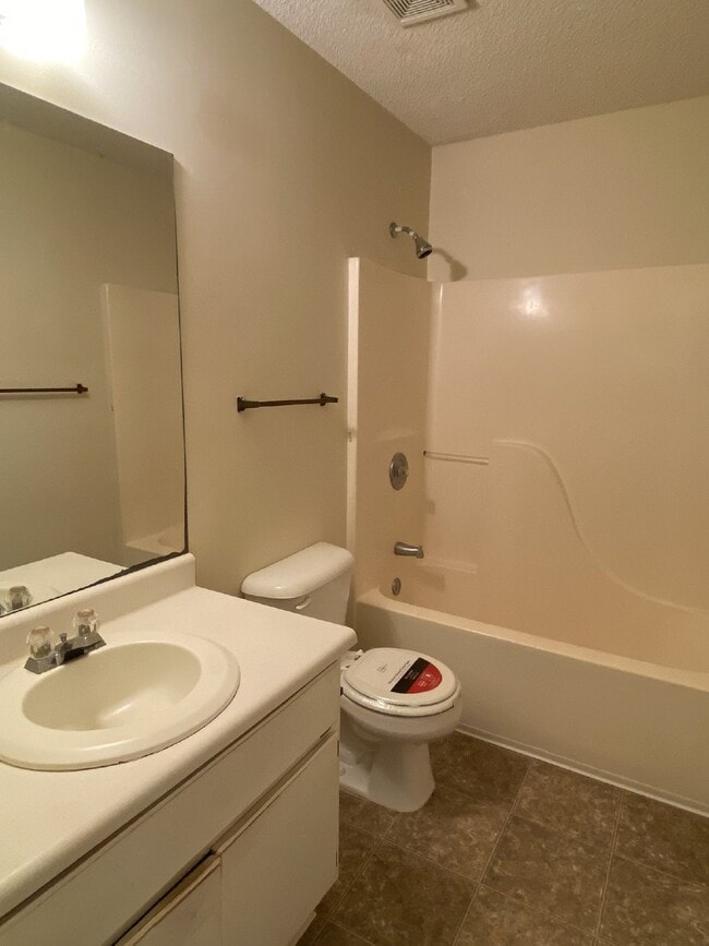 Building Photo - Apartment For Rent