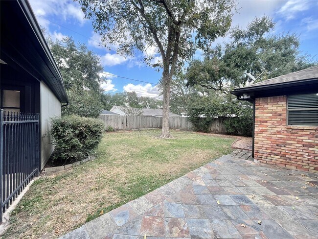 Building Photo - 6210 Queensloch Dr