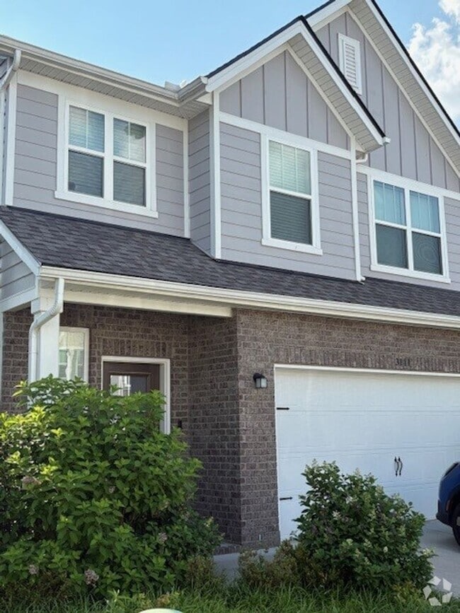 Building Photo - Modern and Spacious Home!