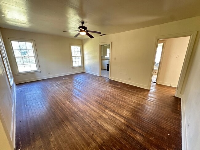 Building Photo - 2 bed home!