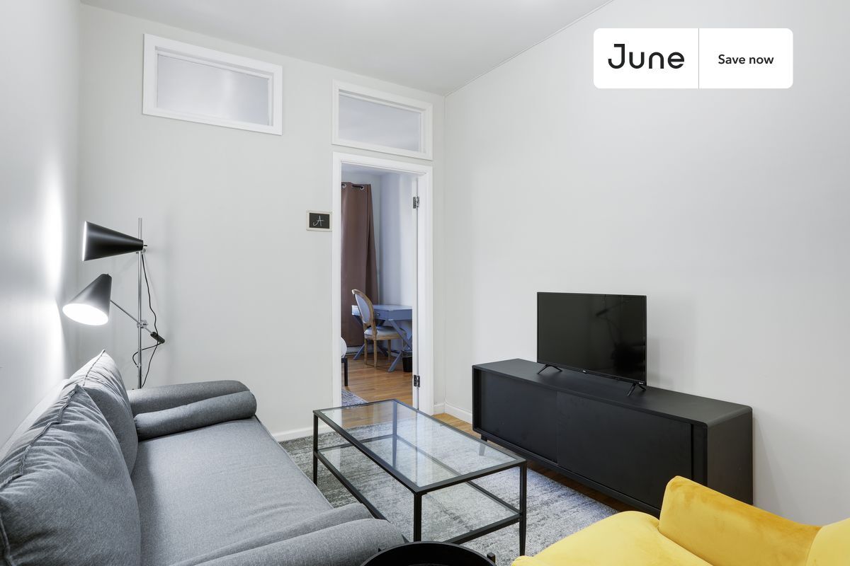Building Photo - 136 W 109th St