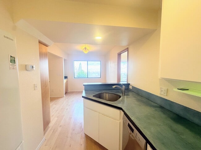 Building Photo - 339 Ravenwood Pl