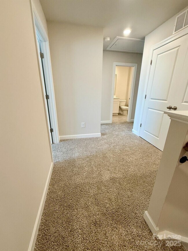 Building Photo - 1719 Braemar Vlg Dr