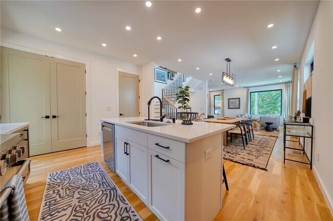 Building Photo - 829 Barnett St NE