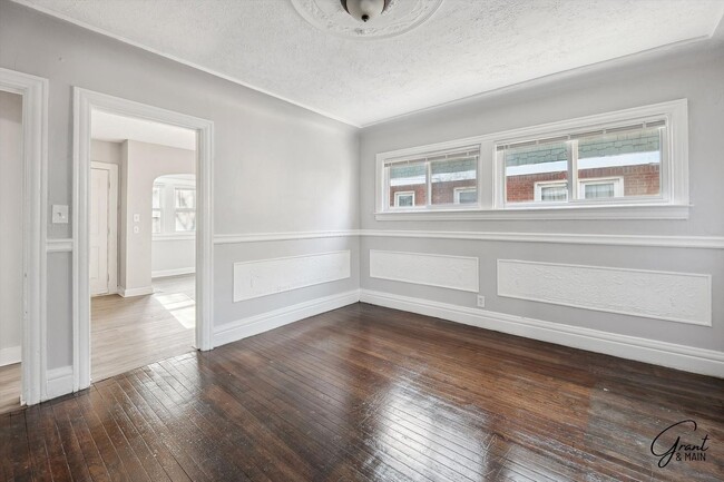 Building Photo - 3 bedroom 2 bath $1375