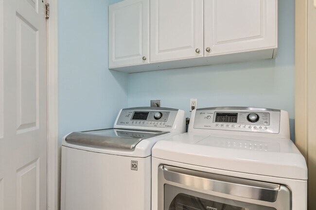 Building Photo - Renovated 3-Bed Condo with In-Unit Laundry, Garage & Pool