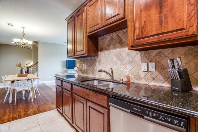Building Photo - Bright Corner 3-Bed with Garage & In-Unit Laundry in Prime Dallas Location