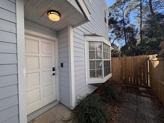 Building Photo - Spacious 2-bedroom, 1.5-bath end-unit townhouse in Carriage House