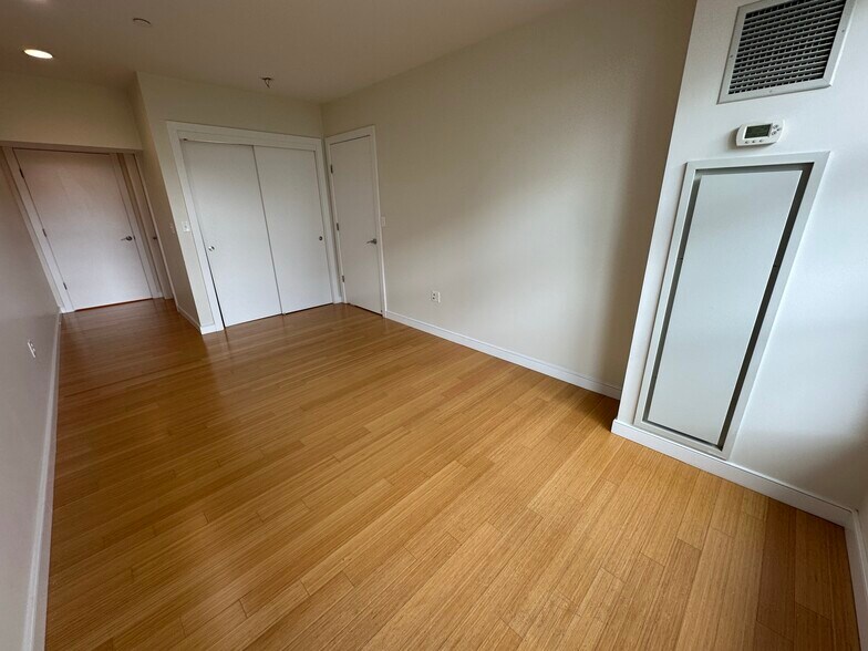 Building Photo - 587 Albany St