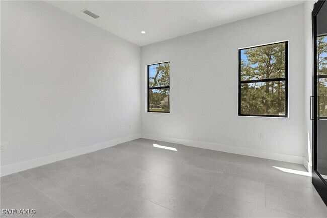 Building Photo - 739 23rd St SW