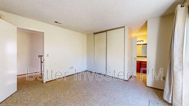 Building Photo - 657 Rinaldo St