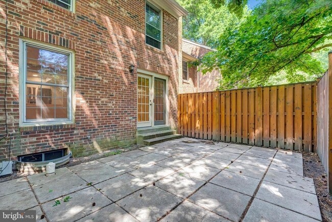 Building Photo - 2540 S Walter Reed Dr