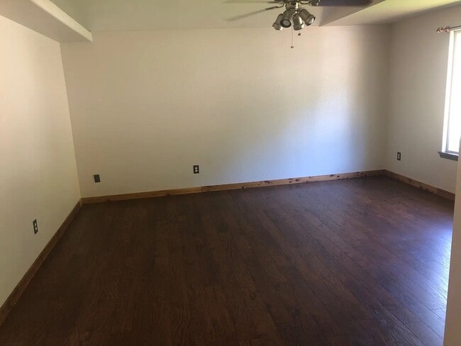 Building Photo - Spacious Single Level 3bd 2.75bath available Dec. 9th
