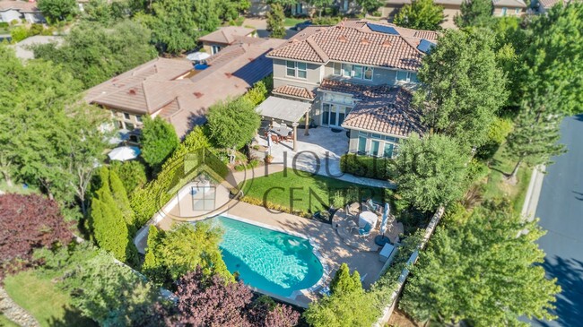 Building Photo - Stunning Executive Serrano Home with a Pool!