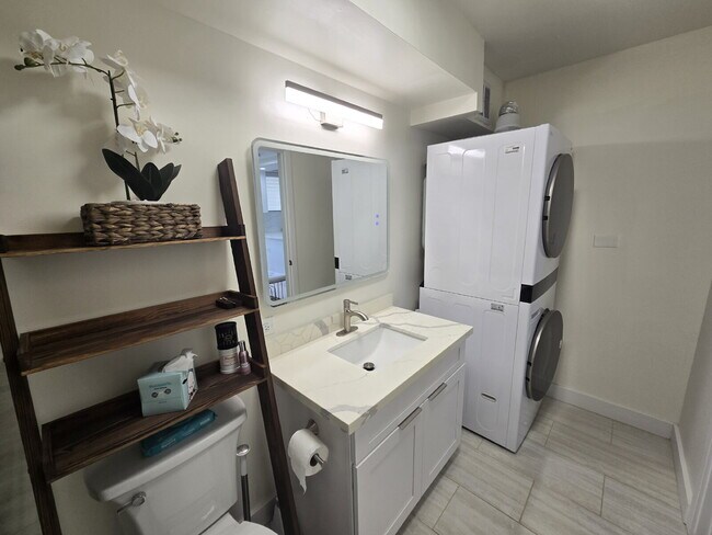 Building Photo - Fully Furnished Executive Condo Rental 2br/2ba/1pkg - Waikiki