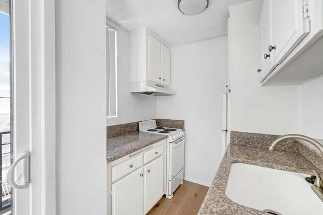 Interior Photo - 727 Westbourne