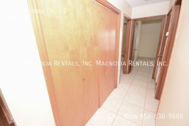 Building Photo - Centrally Located Edinburg Apartment for R...