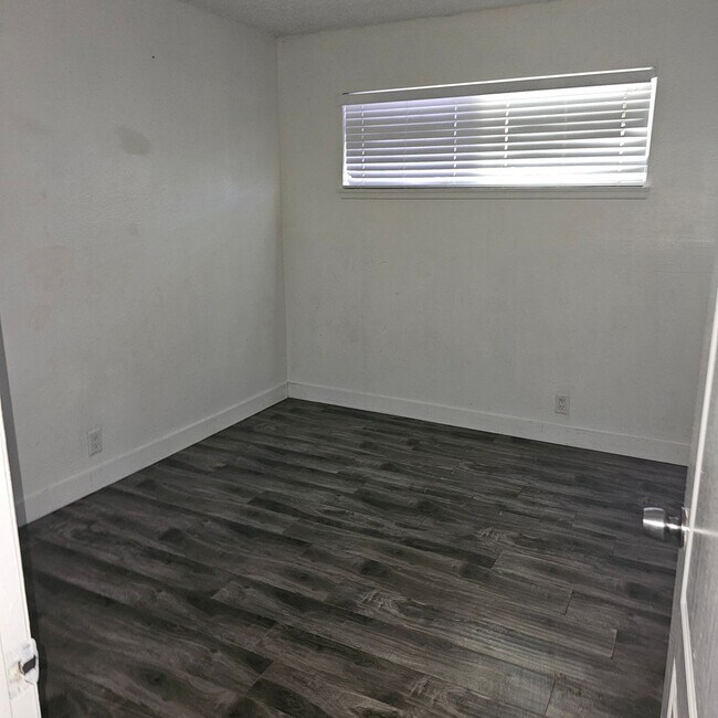Building Photo - Upgraded 5-Bedroom Home with Open Floor Plan & Large Lot!