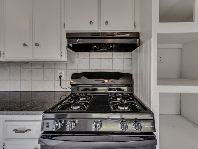 Building Photo - Charming Home in OKC + 4 bedrooms