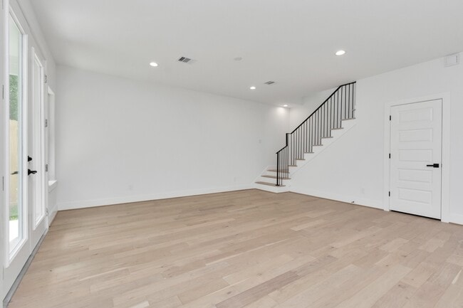 Building Photo - 2813 Drew St