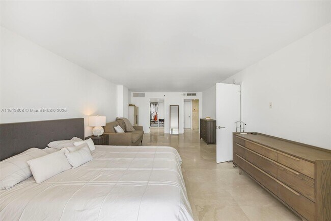 Building Photo - 2625 Collins Ave