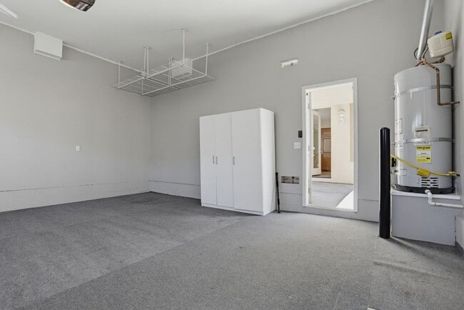 Building Photo - 3 Bedroom Home Available Now!