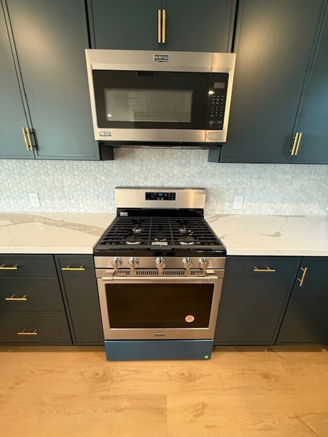 Building Photo - CHARMING REMODELED 3 BEDROOM / 2 BATH HOME