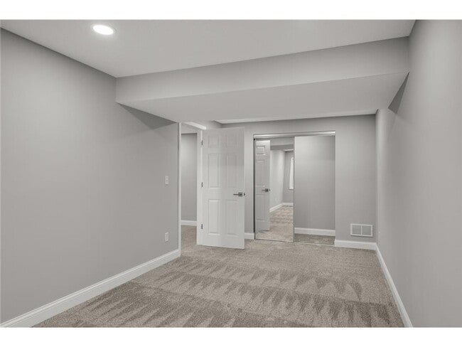 Building Photo - 11004 Oak Knoll Terrace N