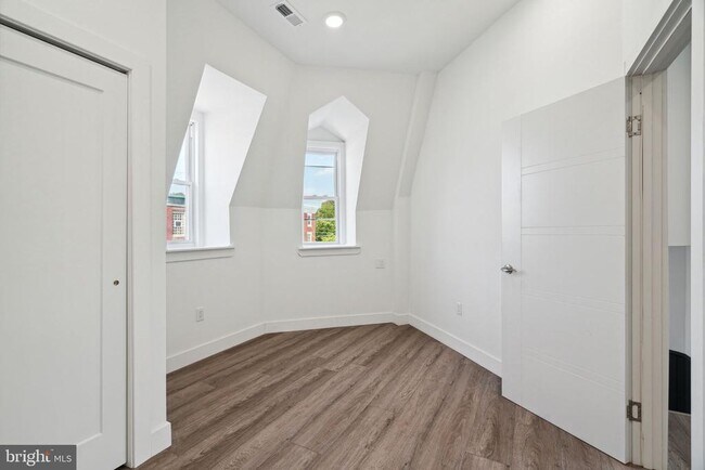 Building Photo - 5164 Ridge Ave