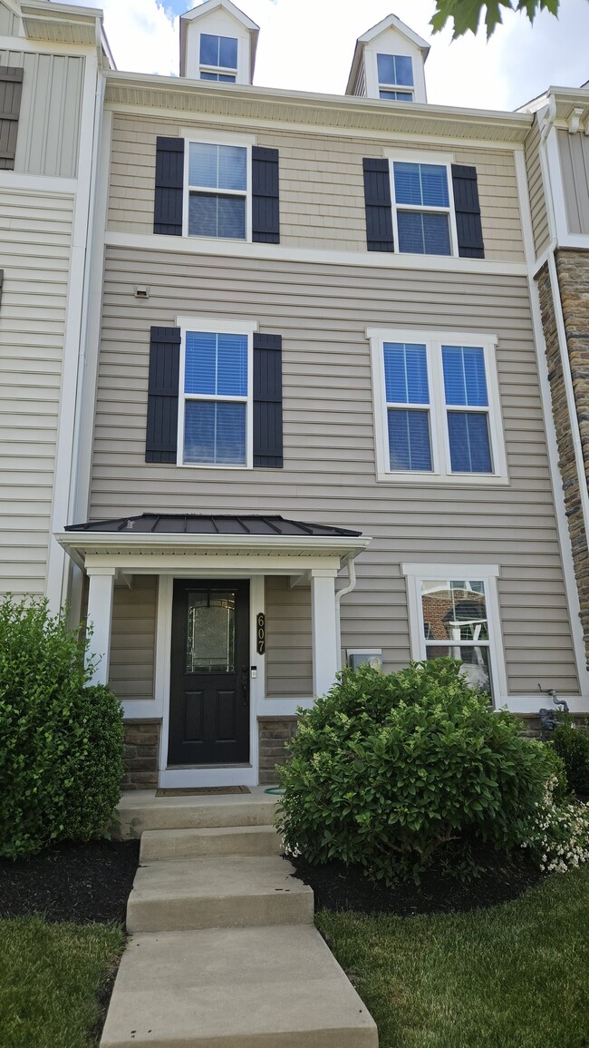 Building Photo - 607 N Atwater Dr