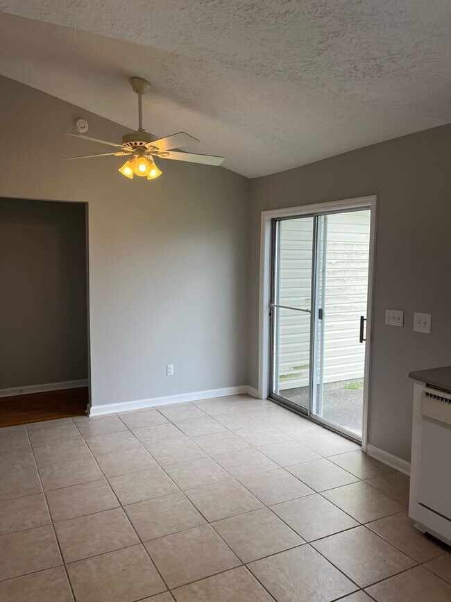 Building Photo - Charming Home with 2 car garage in Great Neighborhood