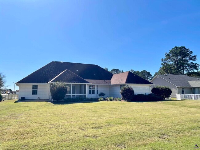 Building Photo - 205 Ellicott Dr