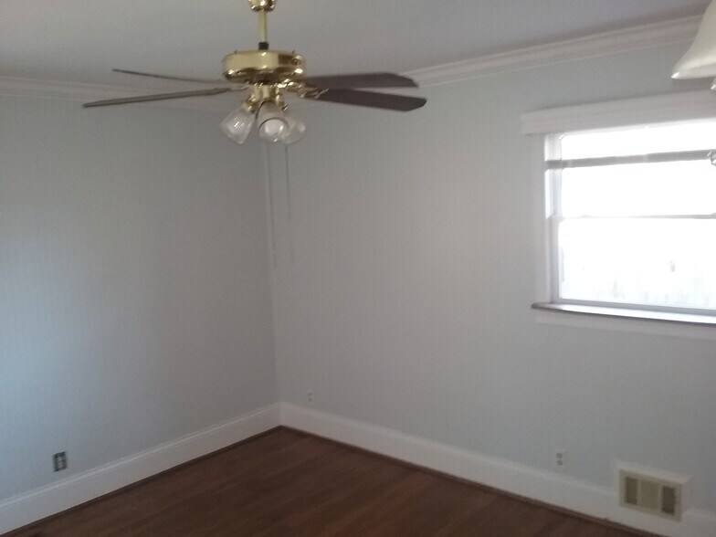 Building Photo - 701 Rosalyn Dr