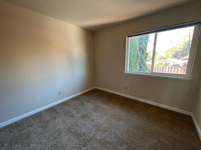 Building Photo - Beautiful Two-Story Home in Village Oaks, ...