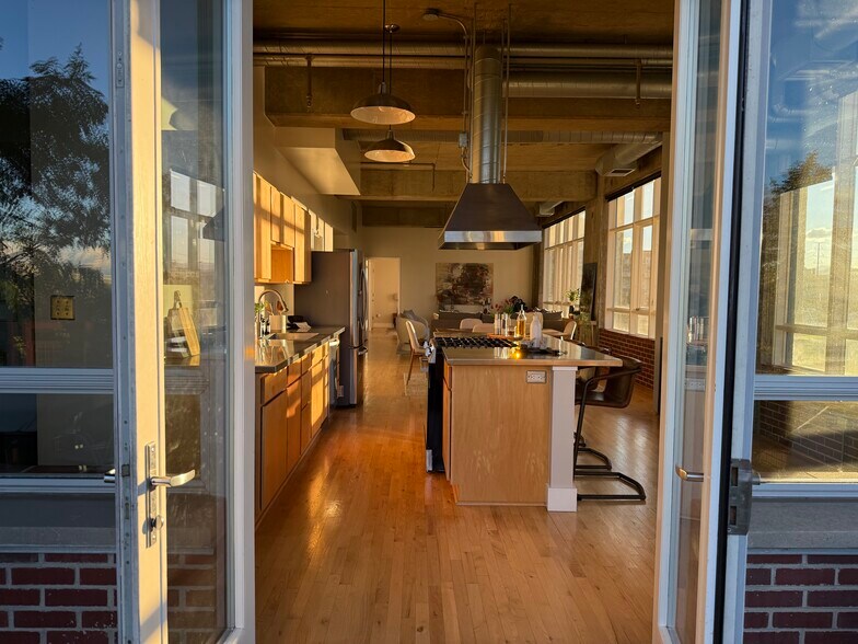 Building Photo - 2000 Little Raven St