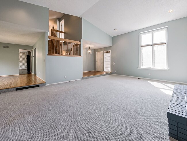 Building Photo - Welcome to this spacious single-family hom...