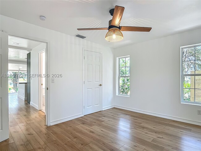 Building Photo - 8781 LAKESHORE Dr