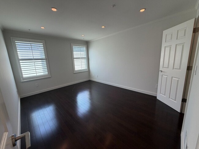 Building Photo - Luxury Pacific Heights 3BD/2.5BA with Private Rooftop Deck