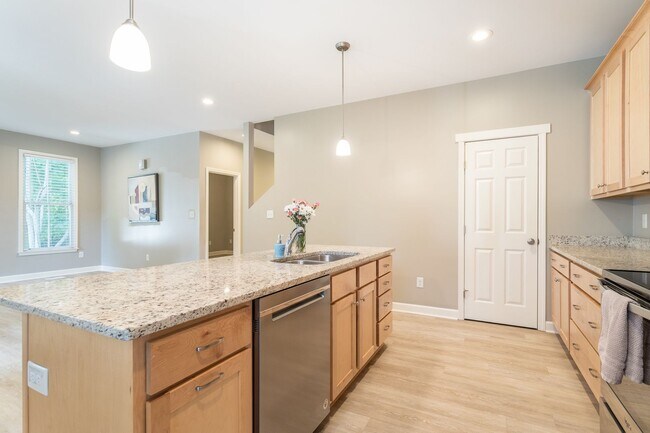 Building Photo - 200 Howell St