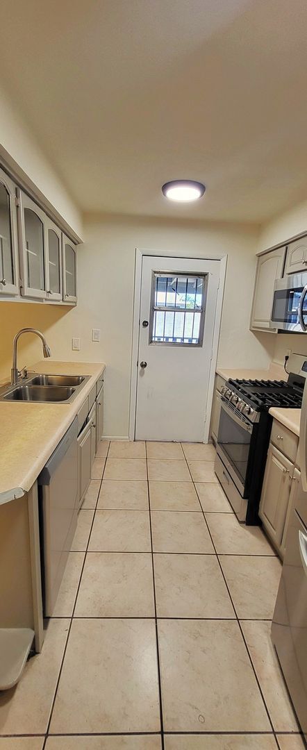 Building Photo - CHARMING GEM ON THE WESTSIDE!!!