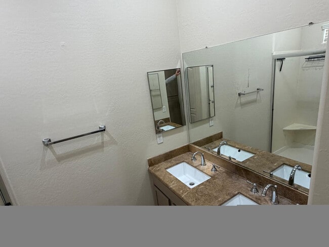 Building Photo - 5233 E Carmel Ave