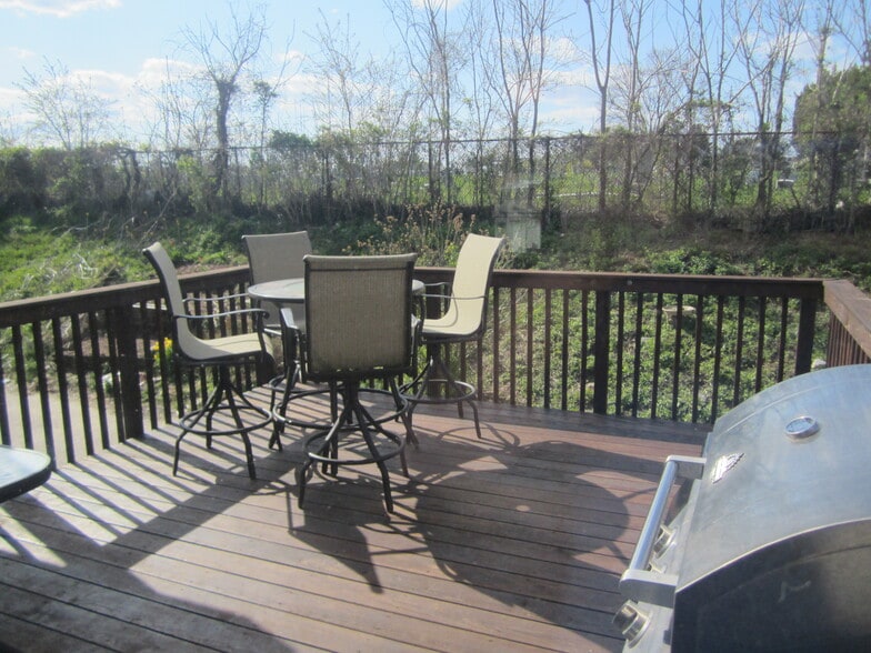 deck 1 - 559 Martin St