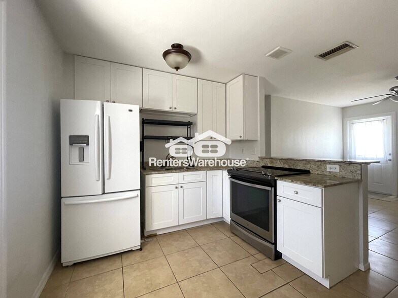 Building Photo - 1505 Beach Dr SE